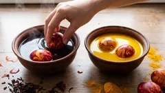 Ostereier ohne Chemikalien: Mit diesem natürlichen Trick lassen sich Farbtöne erzielen, die man im Handel nicht findet.