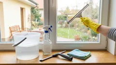 Fenster nach dem Winter mühelos reinigen: Eine schnelle Methode, um den Scheiben wieder perfekte Klarheit ohne Streifen zu verleihen