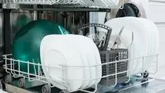  Vier Küchenutensilien, die nicht in der Spülmaschine gewaschen werden sollten.