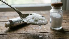 Zahnpasta mit Salz – ein Geheimtipp für Hausfrauen: überraschende Anwendungsmöglichkeiten für eine einfache Mischung