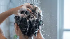  So waschen Sie Ihre Haare, damit sie bis zu 7 Tage lang sauber bleiben: nützliche Expertentipps