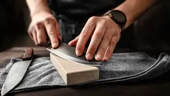 So schärfen Sie Messer mit einem Wasserschleifstein: 5 einfache Schritte zu einer perfekt scharfen Schneide.