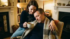 9 Verhaltensweisen von Frauen, die bei Männern eine starke Anziehungskraft auslösen – ganz ohne Manipulationen und Masken