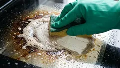 Die Backofenscheibe glänzt wie ein Spiegel: Mit diesem Hausmittel lassen sich sogar hartnäckige Flecken entfernen