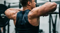 Die besten Übungen für die Schultern, die Ihrer Figur eine V-Form verleihen