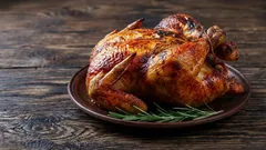 Was man in das Hähnchen einreiben sollte, damit das Fleisch saftig und zart wird: die drei besten Marinaden für den Backofen